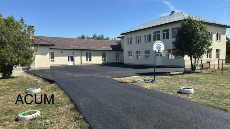 Școala „Dumitru Popovici” din Șerbănești își întâmpină elevii cu o curte reamenajată