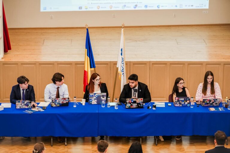 Consiliul Național al Elevilor nu mai servește intereselor reale ale acestora, susțin foști și actuali membri, după ce organizația reglementată și finanțată de Ministerul Educației nu a mai avut nicio poziție publică de la apariția Legii Bolojan. Un raport intern al Comisiei de Etică constată o „pregătire tot mai slabă” a președinților CNE / Președintele CNE, Vlad Iordache: Consider că punctele slab evidențiate în respectivul raport nu reprezintă neapărat un obstacol