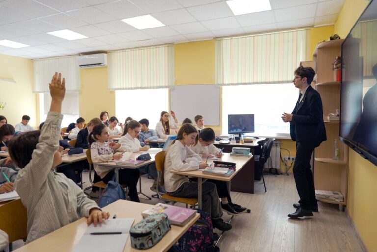 Toți elevii din clasele I-IX, din Republica Moldova, indiferent că sunt la școli de stat sau private, vor primi automat câte 1.000 de lei în contul unuia dintre părinți, pe 4 septembrie, bani pentru rechizite și începutul anului școlar 2025-2026 / Ministrul Educației, Dan Perciun: Banii vor putea fi folosiți pentru hăinuțe, ghiozdane, rechizite, materiale didactice sau orice alte lucruri necesare