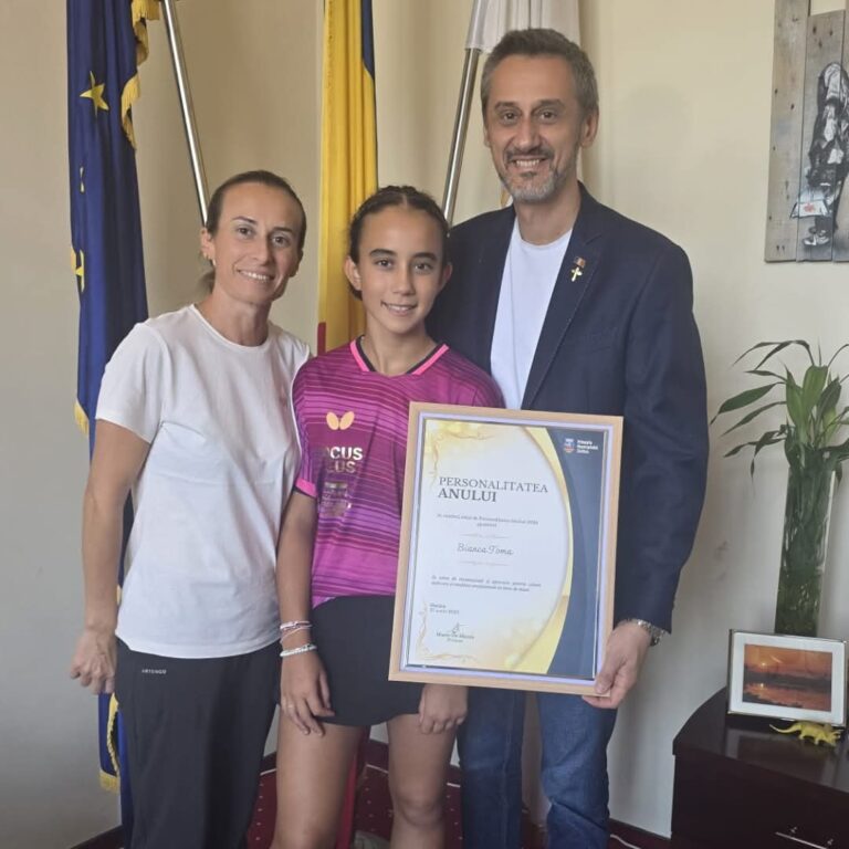 Bianca Toma, desemnată „Personalitatea Anului” la Slatina. Primarul Mario De Mezzo i-a înmânat trofeul pentru performanțele de excepție