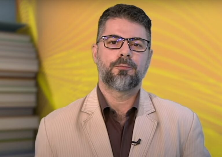 EXCLUSIV Profesorul Sorin Spineanu-Dobrotă, cercetat penal și trimis în judecată pentru viol și agresiune sexuală față de elevi, lucrează în continuare la Centrul Național de Evaluare al Ministerului Educației / Surse: Din septembrie revine la catedră, la Colegiul Național „Sfântul Sava”