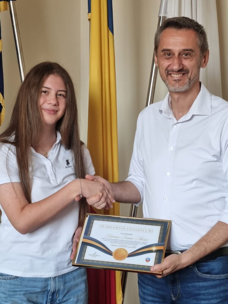 Maria Băcanu, eleva de nota 10, premiată de Primăria Slatina pentru excelență în educație