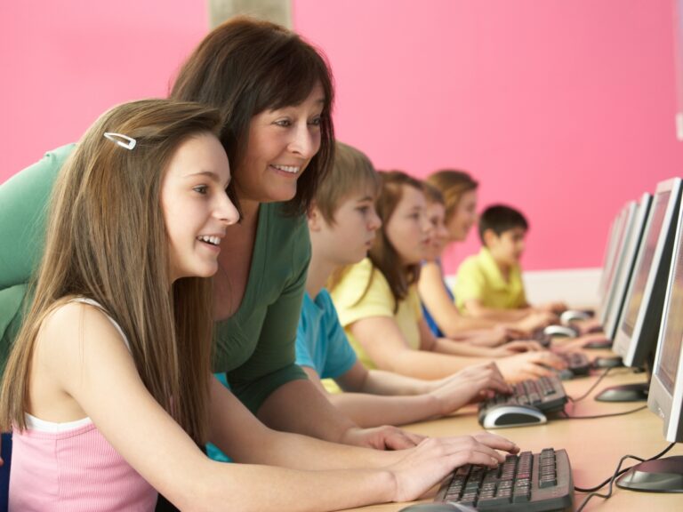 Starea de bine digitală a copiilor depinde de cât sprijin primesc din partea familiei și a societății ca să navigheze în siguranță în mediul online – arată raportul OECD „Viața copiilor în era digitală” / Competențele digitale formate în școală pot proteja elevii de riscurile asociate mediului digital
