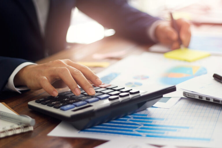 Comasarea școlilor poate duce la cheltuieli mai mari pentru Guvern, nu la economii – ANALIZĂ