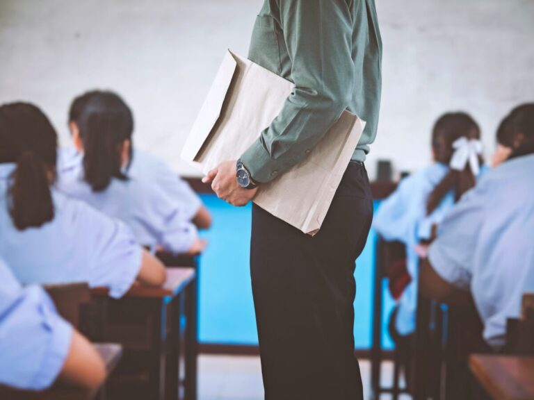 Profesorul anonim: Banii de la gradațiile de merit ar fi putut salva școala de tăierile din Legea Bolojan