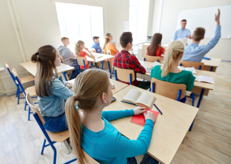 Ministerul Educației: Creșterea normei didactice cu două ore de predare pe săptămână permite elevilor o mai mare interacțiune cu profesori-titulari