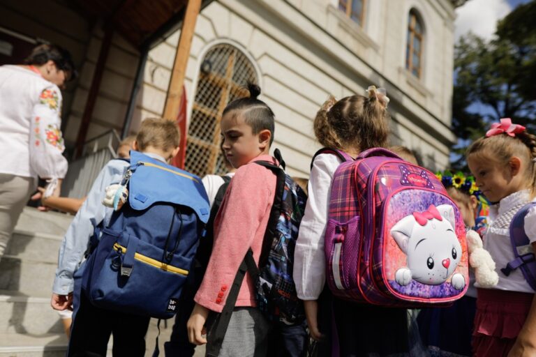 Când începe școala în septembrie 2025, care sunt noutățile pentru elevi, profesori și părinți / Calendarul anului școlar 2025-2026, lista vacanțelor, bursele școlare, decontarea navetei