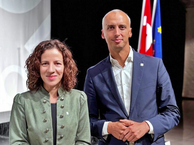 Lupta pentru democrație începe în sala de clasă / Op Ed Roxana Mînzatu, vicepreședinta executivă a Comisiei Europene, și Mattias Tesfaye, ministrul Educației din Danemarca Lupta pentru democrație începe în sala de clasă / Op Ed Roxana Mînzatu, vicepreședinta executivă a Comisiei Europene, și Mattias Tesfaye, ministrul Educației din Danemarca