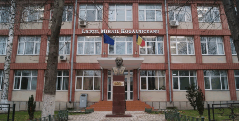 Liceul Teoretic „Mihail Kogălniceanu” din Vaslui anunță public că în prima zi de școală, în semn de protest, profesorii nu participă la festivitatea de deschidere a anului școlar 2025-2026, ci doar directorii / Diriginții își vor aștepta elevii în sălile de clasă
