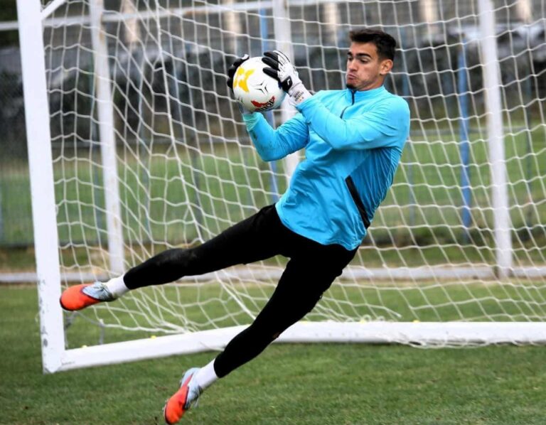 Portarul de la CSM Slatina, Mihai Răcășan, convocat să reprezinte România U19