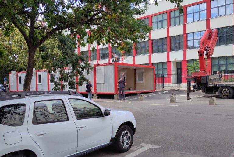Demisie în bloc a directorilor de la cea mai mare școală din București – Hamburg 195 / Peste 230 de părinți merg în instanță și acuză haos înainte de începerea școlii, fără spații suficiente și program în 3 schimburi „mascat”