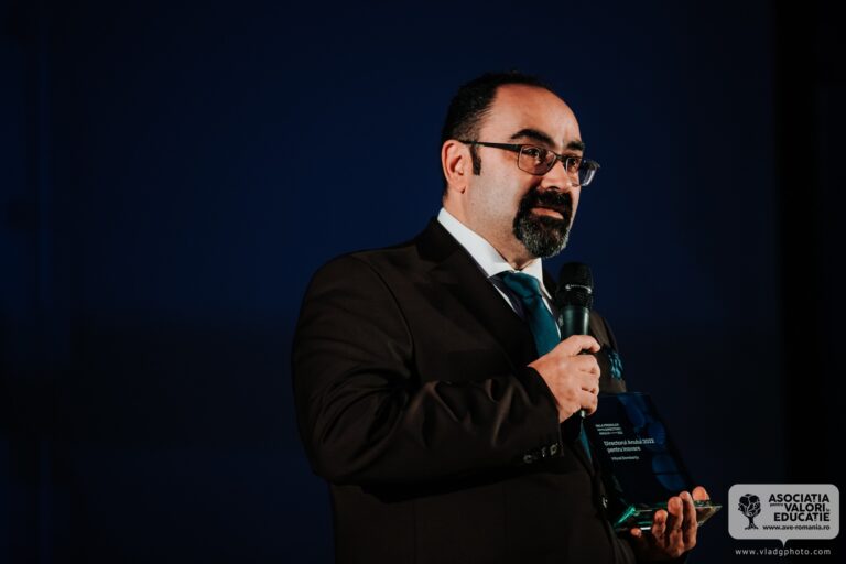 Este extrem de greu să depunctezi un profesor, pe baza fișei actuale de evaluare, spune directorul Viforel Dorobanțu: N-am dat chiar tuturor calificativul foarte bine Este extrem de greu să depunctezi un profesor, pe baza fișei actuale de evaluare, spune directorul Viforel Dorobanțu: N-am dat chiar tuturor calificativul foarte bine