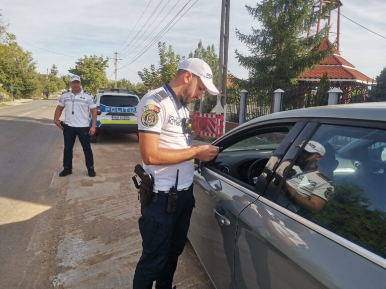 Polițiștii olteni, în acțiune. Sute de amenzi, permise reținute și dosare penale după un weekend de controale Polițiștii olteni, în acțiune. Sute de amenzi, permise reținute și dosare penale după un weekend de controale