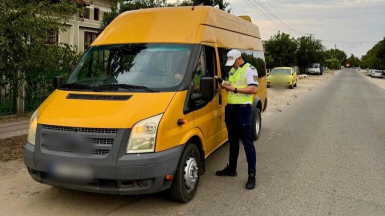 Polițiștii olteni au verificat mijloacele de transport școlar. Peste 60 de controale într-o singură zi