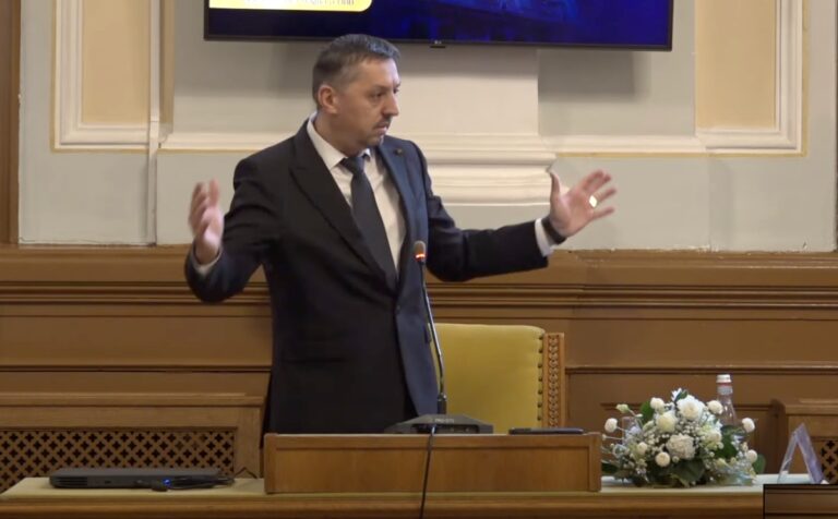 Ministrul Daniel David: Prin comasări „am reușit să facem ordine în ceea ce privește unitățile școlare” / Efectul? „Singura poziție pierdută a fost cea de director, atât” Ministrul Daniel David: Prin comasări „am reușit să facem ordine în ceea ce privește unitățile școlare” / Efectul? „Singura poziție pierdută a fost cea de director, atât”
