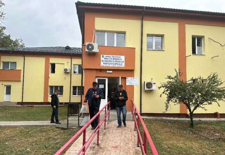 Oltenii cu indemnizație de handicap se tem de deciziile lui Bolojan