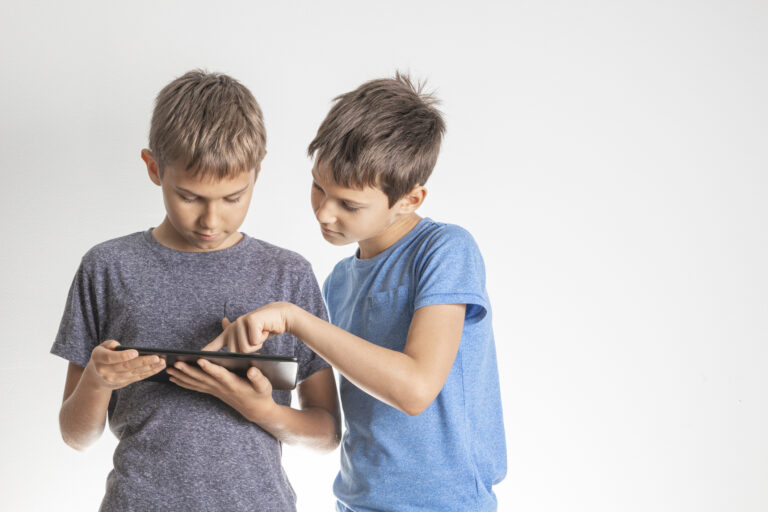 Programarea dezvoltă competențele creative și de rezolvare a problemelor, producția media susține învățarea pe bază de colaborare și feedback-ul / Avantajele și problemele pe care diversele tehnologii digitale le aduc în educație, în funcție de situația elevilor –  Analiză OCDE
