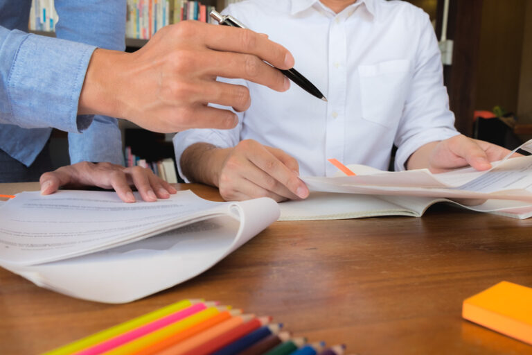 Profesorii de germană contestă selecția noului grup de lucru pentru programele de liceu și acuză ministerul Educației și Cercetării că a schimbat abuziv membrii: Niciunul dintre profesorii din grupul inițial nu a fost întrebat