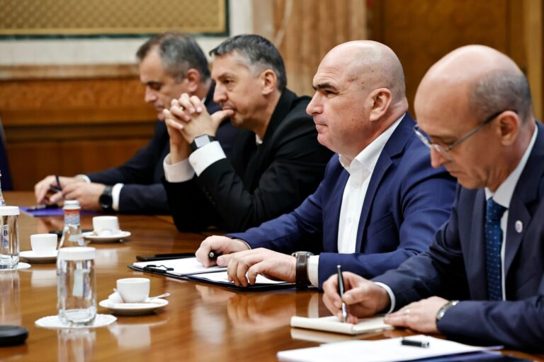 La rectificarea bugetară, partidele politice primesc mai mulți bani decât Educația, de la Guvernul Bolojan: 169 milioane lei pentru AEP, 140 milioane lei pentru MEC – proiect La rectificarea bugetară, partidele politice primesc mai mulți bani decât Educația, de la Guvernul Bolojan: 169 milioane lei pentru AEP, 140 milioane lei pentru MEC – proiect