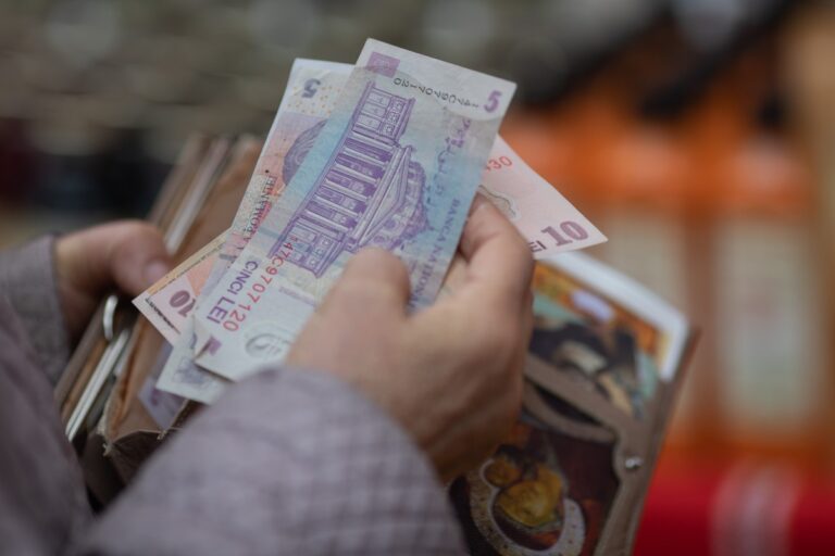 Ministrul David: Salariul pe care îl primește un cadru didactic acoperă 8 ore pe zi. Prin cele 2 ore în plus la norma didactică nu am mărit numărul de ore de lucru, sunt tot 8 ore. Doar că poate nu mai faci atâta activitate birocratică, ci de predare