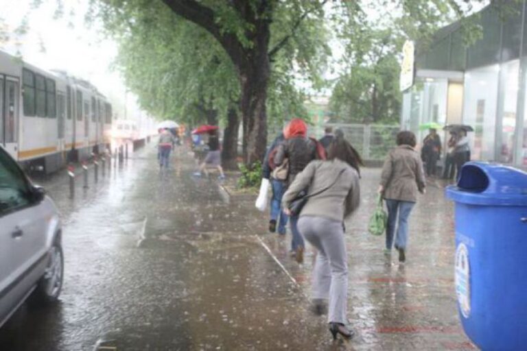 Vremea se răcește semnificativ. Ploi și ninsori, până joi Vremea se răcește semnificativ. Ploi și ninsori, până joi
