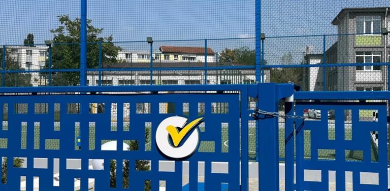 Prefectul de Olt cere eliminarea simbol grafic în culorile PNL de pe gardurile școlilor din Slatina