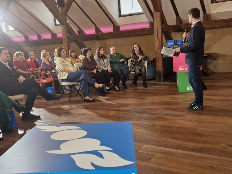 Eveniment fizic pentru profesori, la Iași, pe 21 octombrie, de la ora 11:00 – profesori din mai multe județe prezintă lecții interdisciplinare gata de aplicat la clasele primare, în gimnaziu și liceu, create în programul LifeLab.ro / Înscrieri deschise Eveniment fizic pentru profesori, la Iași, pe 21 octombrie, de la ora 11:00 – profesori din mai multe județe prezintă lecții interdisciplinare gata de aplicat la clasele primare, în gimnaziu și liceu, create în programul LifeLab.ro / Înscrieri deschise