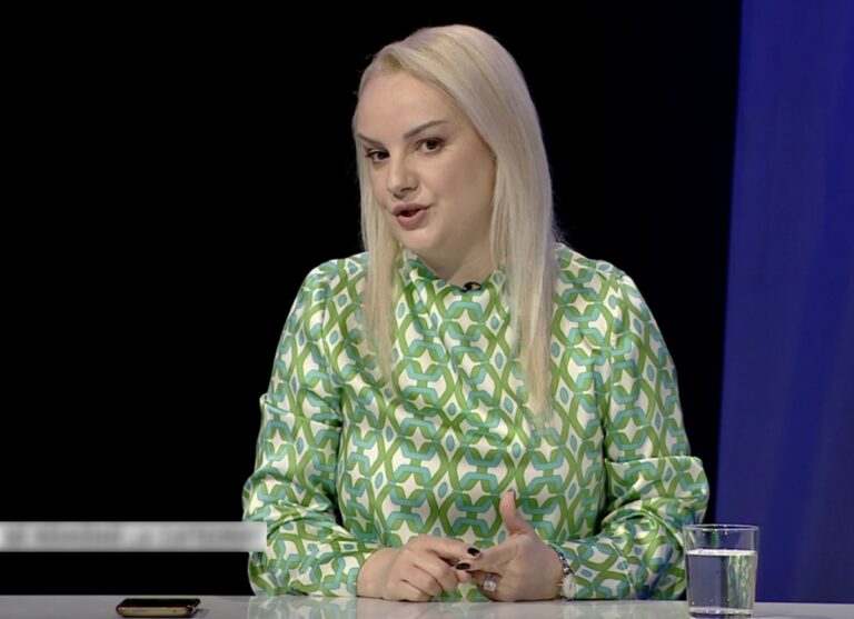 Săptămâna aceasta, elevii mei de clasa a IX-a m-au întrebat în mod repetat «ne puteți da un model, un șablon?», spune Maria Manea, profesoară de Limba română: Am înțeles că vin din această logică a pregătirii clasei a VIII-a, dar n-am acceptat