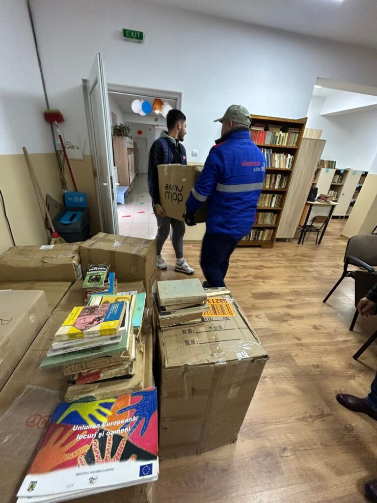 4.000 de volume donate de Școala Găneasa Bibliotecii din Priseaca