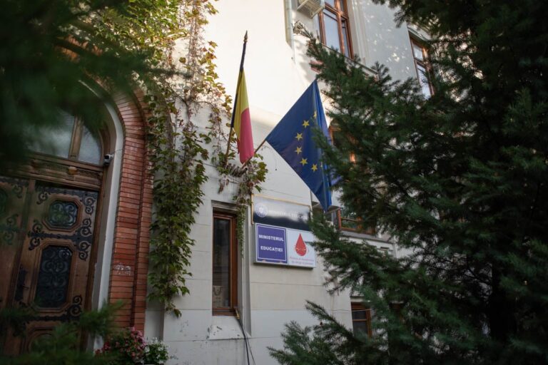 Ministerul Educației, explicații după proiectul care desființează peste 14.000 de posturi din școli: Nu au fost anulate posturi de titulari în sistemul de învățământ, ci doar norme libere, neocupate