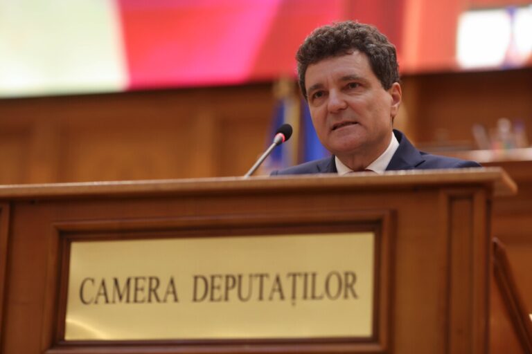 Nicuşor Dan a semnat legea care prevede 8 zile libere pe lună pentru părinţii care au în îngrijire copii încadraţi cu grad de handicap