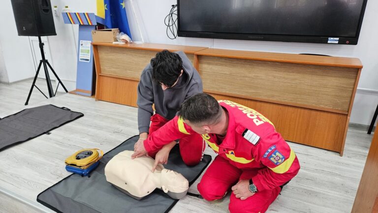 Un nou defibrilator salvează vieți la Liceul „Alexe Marin” din Slatina. Al șaselea instalat în școlile orașului Un nou defibrilator salvează vieți la Liceul „Alexe Marin” din Slatina. Al șaselea instalat în școlile orașului