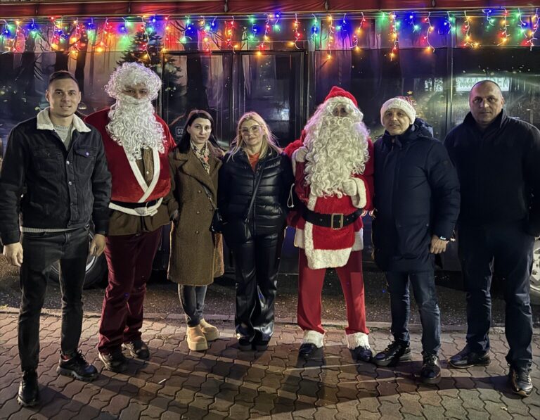 Autobuzul lui Moș Crăciun, povestea care a adus magia sărbătorilor pe străzile Slatinei