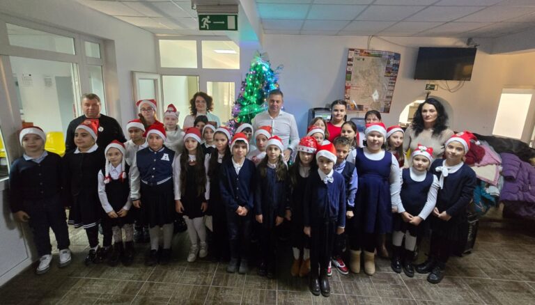 Colindele au adus spiritul Crăciunului la Primăria Scornicești
