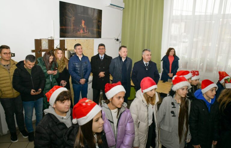 Colindători din școlile oltene au adus spiritul Crăciunului la Inspectoratul de Poliție Județean Olt