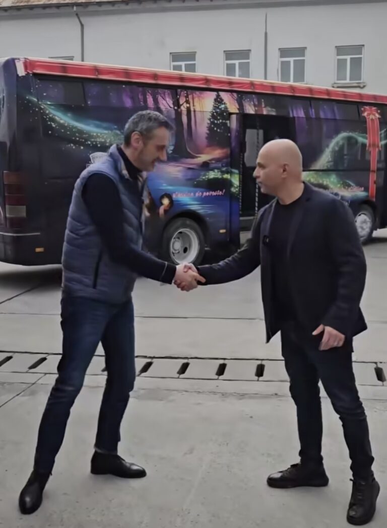 Două autobuze ale lui Moș Crăciun pornesc prin Slatina. Surpriză de sărbători pentru copii